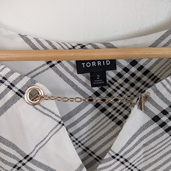 sleeveless blouse with chain clasp - Picture 2 of 4